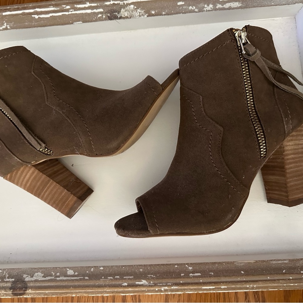 Women’s Size 6 XoXo Brown Suede Color. New Never Worn